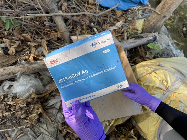 清水区中山路遭弃置3大箱未开封使用的大陆制快筛试剂。（台中市环保局提供）