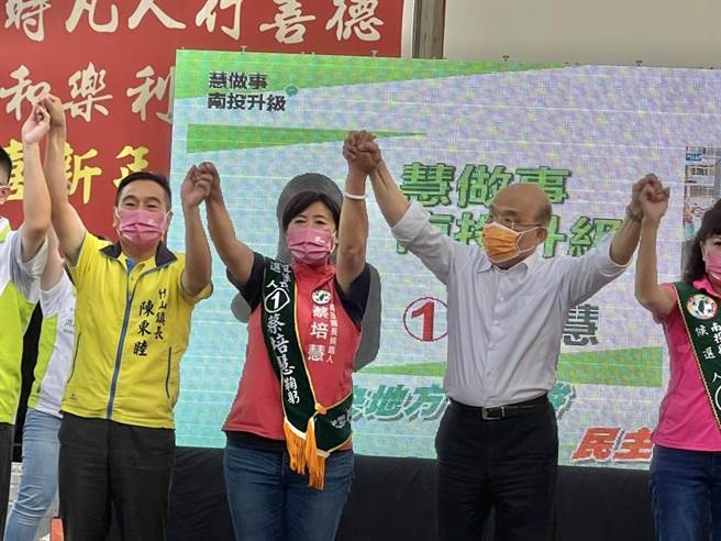 行政院長蘇貞昌在竹山克明宮廟埕舉辦政績說明會，為民進黨南投縣長候選人蔡培慧輔選。（楊靜茹攝）