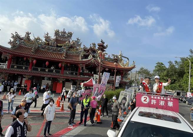 蘇貞昌抵達前，南投縣議長何勝豐與立委許淑華等人也在克明宮參香，外界認為「拚場」意味濃。（楊靜茹攝）