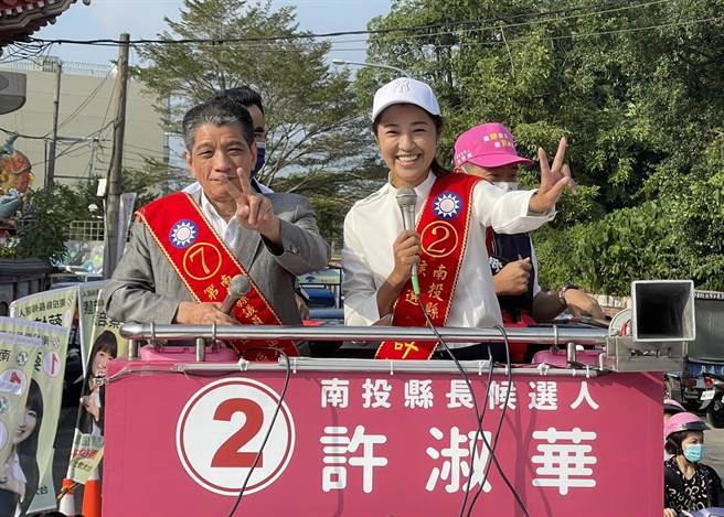 國民黨南投縣長候選人許淑華在南投縣議長何勝豐等人陪同下在竹山拜票，並前往各廟宇參香。（楊靜茹攝）