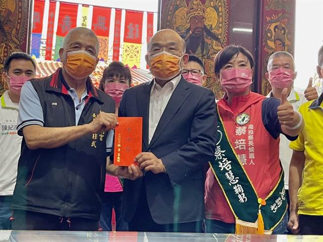 行政院長蘇貞昌首度到竹山克明宮參香後，致贈主委楊非武香油錢。（楊靜茹攝）