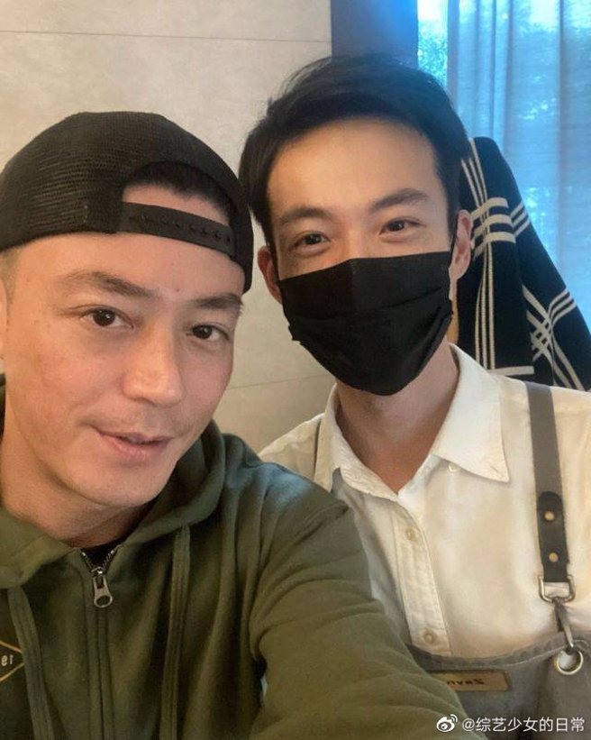 霍建华举手机和服务生自拍。（图／综艺少女的日常微博）