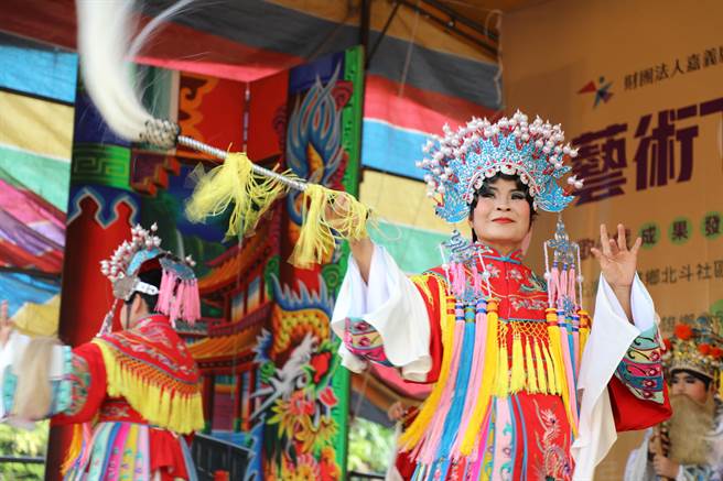 北斗社区长者与秀林国小学童共组青银世代歌仔戏班，经过连续3个月的课程训练，今下午在北势子新福宫搬演在地故事。（嘉义县政府提供∕吕妍庭嘉义传真）