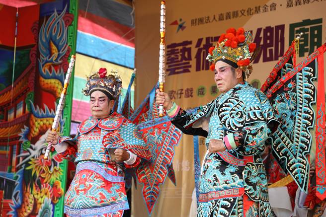 北斗社区长者与秀林国小学童共组青银世代歌仔戏班，经过连续3个月的课程训练，今下午在北势子新福宫搬演在地故事。（嘉义县政府提供∕吕妍庭嘉义传真）