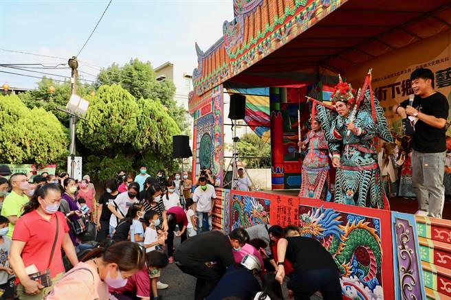 舞台上的「财神」额外加码，于演出时抛撒钱币献祝福，台下观眾忙着接「从天降下」的礼物，现场气氛欢乐。（嘉义县政府提供∕吕妍庭嘉义传真）