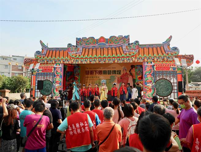 庙埕前挤满人潮，小朋友专注看舞台上演出，大人们人手一「机」忙着捕捉素人演员的身影，热闹滚滚！。（嘉义县政府提供∕吕妍庭嘉义传真）