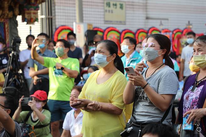 庙埕前挤满人潮，小朋友专注看舞台上演出，大人们人手一「机」忙着捕捉素人演员的身影，热闹滚滚！。（嘉义县政府提供∕吕妍庭嘉义传真）