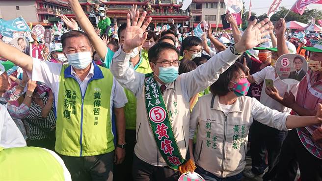 台南市长黄伟哲（米黄夹克者）大进场向现场支持者挥手比出5号手势寻求支持。（程炳璋摄）