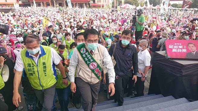 台南市长黄伟哲（米黄夹克者）穿过上万名支持者大进场登台。（程炳璋摄）