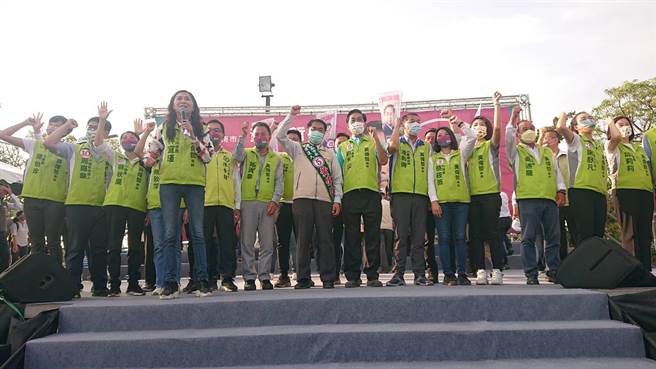 台南市长黄伟哲（米黄夹克者）带领民进党市议员候选人与市府一级干部在麻豆举办团结大造势。（程炳璋摄）