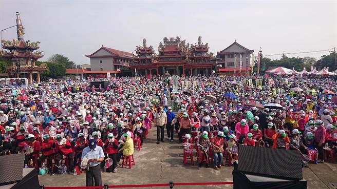 台南市长黄伟哲举办麻豆团结大造势，现场聚集上万支持者。（程炳璋摄）