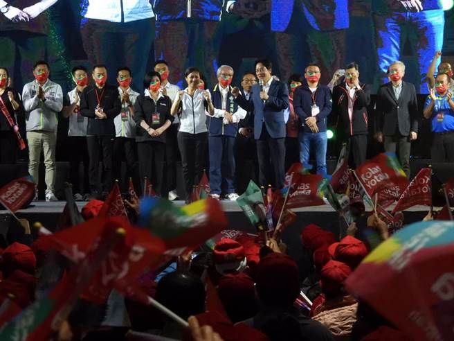 民进党花莲县长候选人Kolas Yotaka今在自由广场举办造势活动，副总统赖清德现身时，台下支持者热情挥旗，顿时掀起一片红海。（罗亦晽摄）