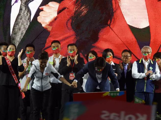 民进党花莲县长候选人Kolas Yotaka（前左）今在自由广场举办造势活动，副总统赖清德（前右）现现身站台，并拉起Kolas的手，向支持者深深鞠躬，希望大家能给予她勇气，让她迎向胜利。（罗亦晽摄）