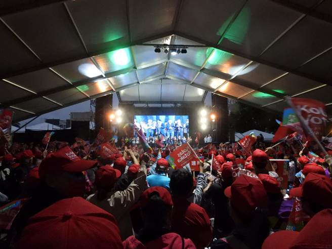 民进党花莲县长候选人Kolas Yotaka今在自由广场举办造势活动，副总统赖清德现身时，台下支持者热情挥旗，顿时掀起一片红海。（罗亦晽摄）