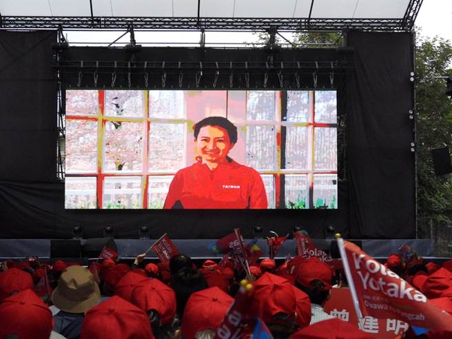 民进党花莲县长候选人Kolas Yotaka今在自由广场举办造势活动，身在美国的驻美代表萧美琴透过影片，表达对Kolas的支持与信心。（罗亦晽摄）