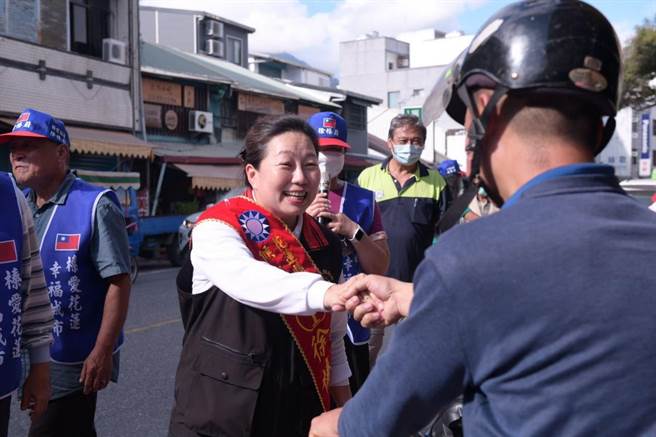 拚连任的国民党花莲县长徐榛蔚在选前超级周末，选择深入基层扫街拜票，用实际行动搏取选民支持。（国民党花莲县党部提供／罗亦晽花莲传真）