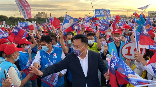 民党新竹市长候选人林耕仁20日在南寮风筝广场举办「火力全开 当仁不让」造势大会，现场国旗旗海飘扬、欢声雷动，上千名支持者到场。（林耕仁团队提供／王惠慧新竹传真）