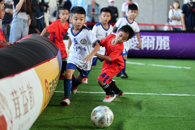 金門金湖國小足球隊盧熙遠（左）場上相當活躍。（迷你足球協會提供）