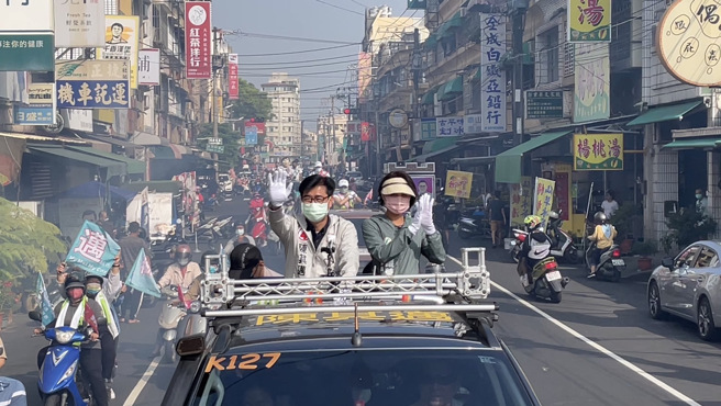 民進黨高雄市長候選人陳其邁勤走基層，一早到大社果菜市場拜票，獲得選民熱情回應，高喊「凍選」。(林雅惠攝)