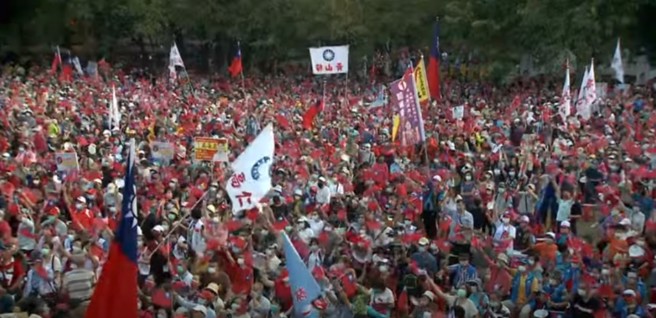 国民党高雄市长候选人柯志恩20日下午在桥头区台糖花卉中心旁大草皮举行「高雄奇蹟，人民作主」造势活动，从俯拍图可见现场人潮超壮观。(翻摄自柯志恩直播影片)