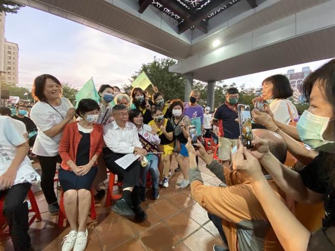 选前黄金周，民眾党主席柯文哲到台北屯参加「民眾党团结之夜、联合造势晚会」，受到支持者欢迎，纷要求合照。（冯惠宜摄）