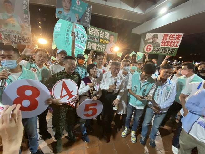 选前黄金周，民眾党主席柯文哲到台北屯参加「民眾党团结之夜、联合造势晚会」，受到支持者欢迎，纷要求合照。（冯惠宜摄）