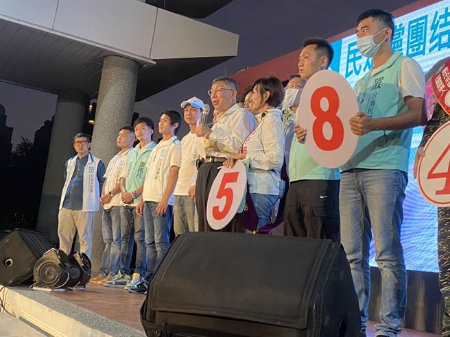 选前黄金周，民眾党主席柯文哲到台北屯参加「民眾党团结之夜、联合造势晚会」，推荐党推荐在台中市11位市议员候选人。（冯惠宜摄）