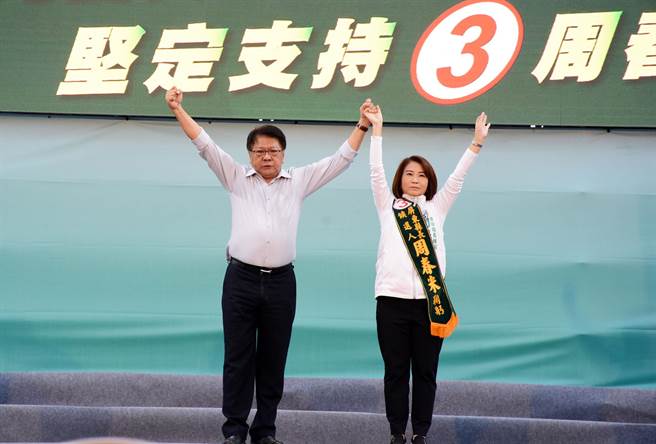 屏東縣長潘孟安為周春米拉抬選情。(林和生攝)