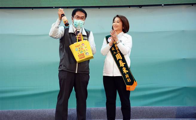 台南市長黃偉哲送周春米下營醬油，祝福選戰會贏。(林和生攝)
