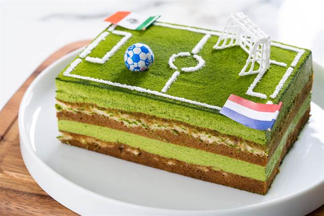 MiraWan甜点主厨戴峻弘打造「世足提拉米苏」，提拉米苏外观宛如足球场超鸡吸睛。(MiraWan Eatery提供)