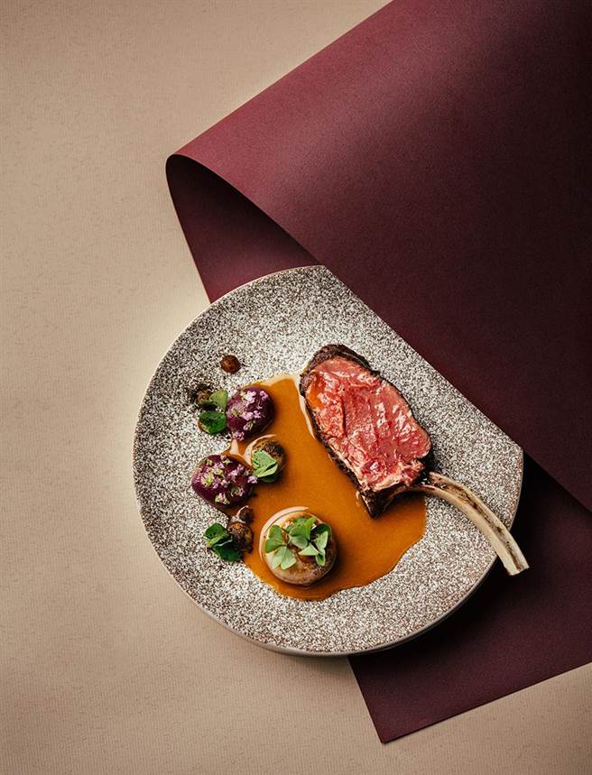 民眾消费满千就送猜猜乐卡，猜对冠军队伍的民眾可参加抽奖，首奖为高檔法餐餐厅价值1