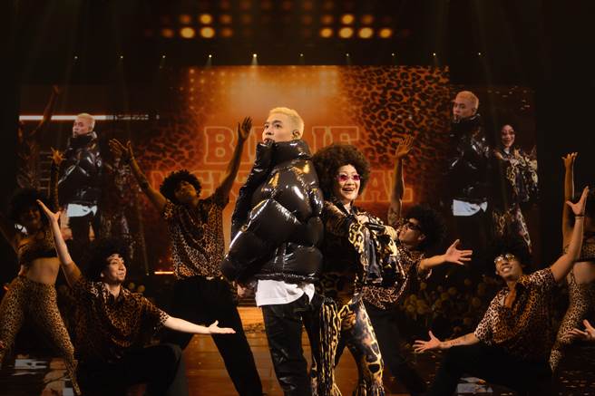 比莉今晚二度登台力挺兒子周湯豪。（環球音樂提供）