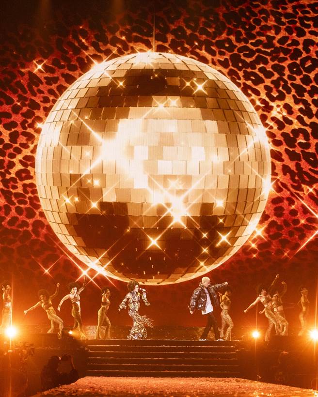 比莉今晚二度登台力挺兒子周湯豪。（環球音樂提供）