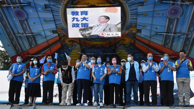 新竹縣長候選人楊文科（左五）親自說明新豐鄉的建設，稱讚議長張鎮榮（左四）是最好的議長，鄉親也熱情支持，高喊「凍蒜」。（羅浚濱攝）