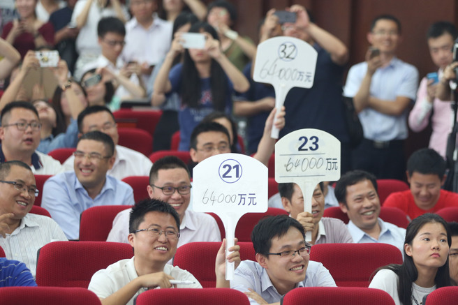 大陆部分城市土地拍卖中的国有买家，包括一些由地方政府在土地拍卖前不久才成立的公司，其中一些公司有着相同的注册地址和法定代表人。图为南京土地拍卖会。（图／中新社）