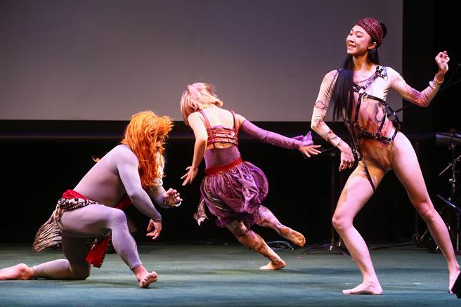 《AI SH69VA 欲的終結版》在舞蹈與戲劇、生死故事自傳體與印度史詩的獻祭之舞的超現實結合中。（鄧博仁攝）