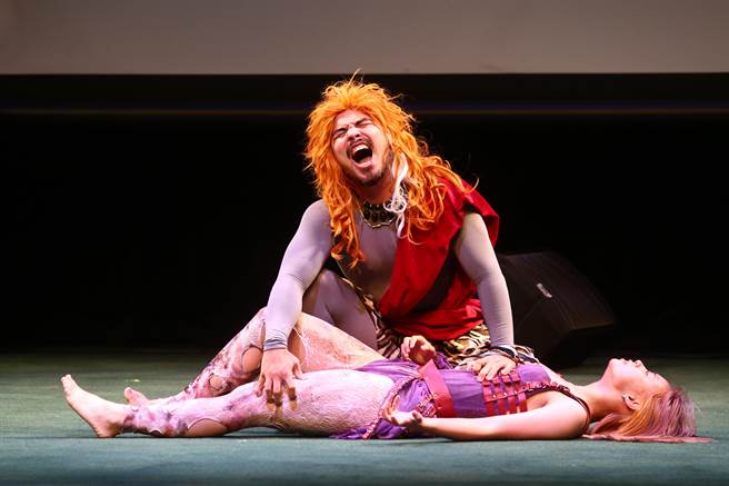 劉冠詳（後）集編舞、導演、編劇於一身，在舞台上扮演濕婆神與他自己，向電影大師伍迪艾倫致敬，打破第四面牆與觀眾連結。（鄧博仁攝）