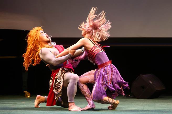 《AI SH69VA 欲的終結版》在舞蹈與戲劇、生死故事自傳體與印度史詩的獻祭之舞的超現實結合中。（鄧博仁攝）