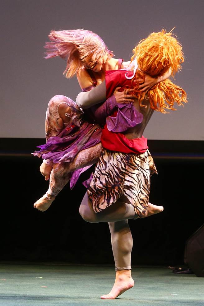 《AI SH69VA 欲的終結版》在舞蹈與戲劇、生死故事自傳體與印度史詩的獻祭之舞的超現實結合中。（鄧博仁攝）