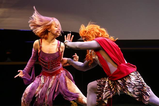 《AI SH69VA 欲的終結版》在舞蹈與戲劇、生死故事自傳體與印度史詩的獻祭之舞的超現實結合中。（鄧博仁攝）