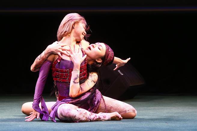 《AI SH69VA 欲的終結版》作品大多從導演自身的生命經驗出發如父母親的病痛與自身的憂鬱症，將情感赤裸裸地呈現在舞動中，藉由表演療癒自己與觀眾。（鄧博仁攝）