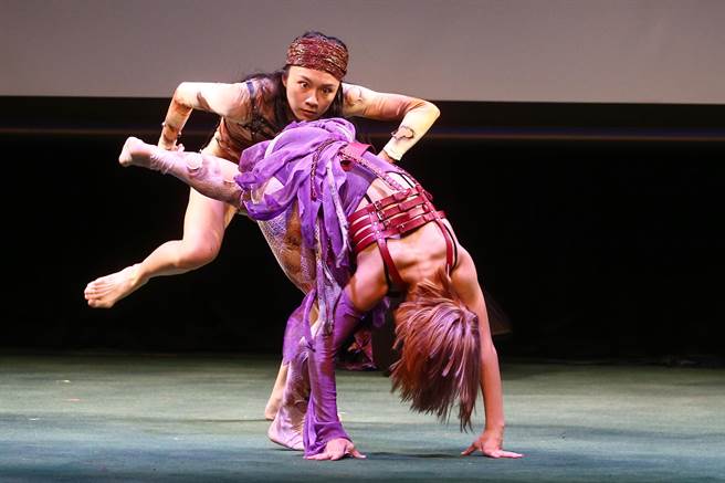 《AI SH69VA 欲的終結版》作品大多從導演自身的生命經驗出發如父母親的病痛與自身的憂鬱症，將情感赤裸裸地呈現在舞動中，藉由表演療癒自己與觀眾。（鄧博仁攝）