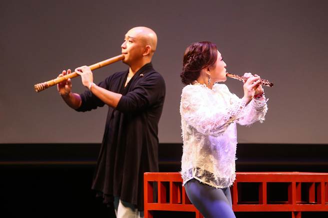 兆欣攜手傳藝金曲獎得主長笛演奏家華姵（右）、最佳作曲陳歆翰、與打擊葉柏岑、二胡王媛平以樂入戲，重譜白蛇傳。（鄧博仁攝）