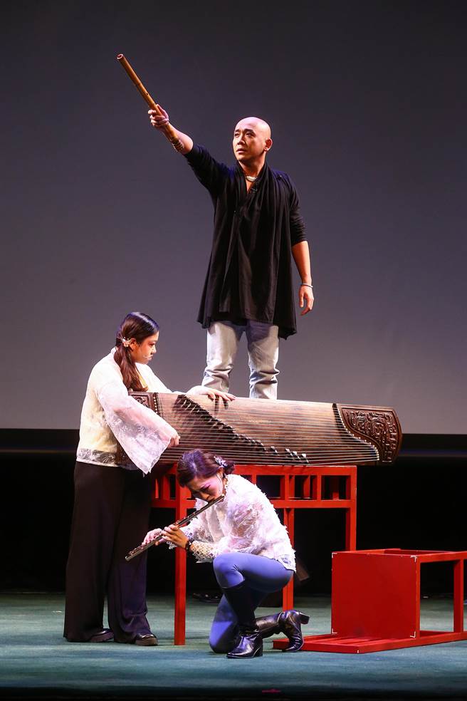 兆欣攜手傳藝金曲獎得主長笛演奏家華姵（下）、最佳作曲陳歆翰、與打擊葉柏岑、二胡王媛平以樂入戲，重譜白蛇傳。（鄧博仁攝）