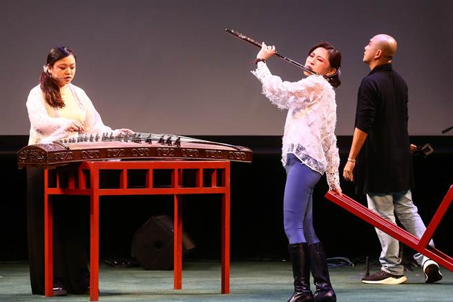 兆欣攜手傳藝金曲獎得主長笛演奏家華姵（下）、最佳作曲陳歆翰、與打擊葉柏岑、二胡王媛平以樂入戲，重譜白蛇傳。（鄧博仁攝）