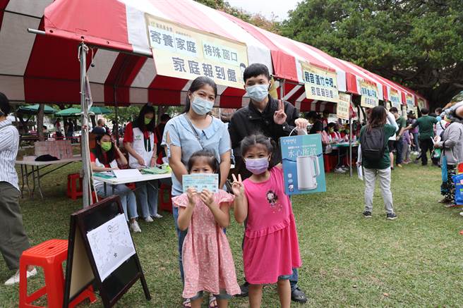 2022年桃园家扶中心亲子爱心园游会活动送出1500组快煮壶守护3500位儿童健康。(家扶中心提供／蔡依珍桃园传真)