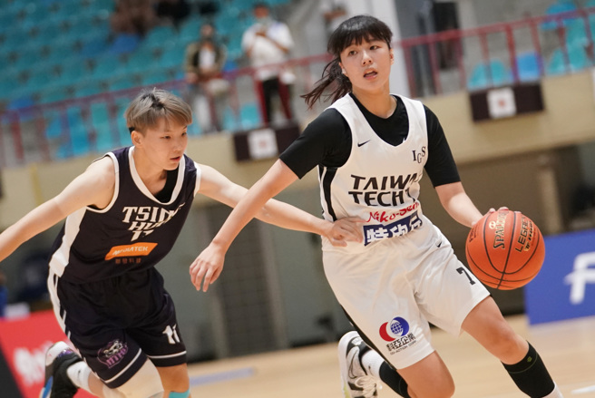 台湾科大李若玮（右）贡献21分、9助攻，助队击败清华大学。（大专体总提供）