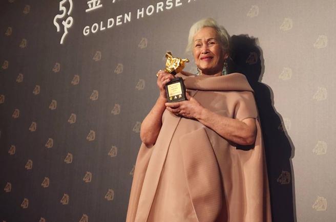 奪得《最佳女配角》的林詹珍妹，雖高齡74歲，穿上林莉Linli禮服領獎時，仍舊保有可愛的純真。（金馬獎提供）