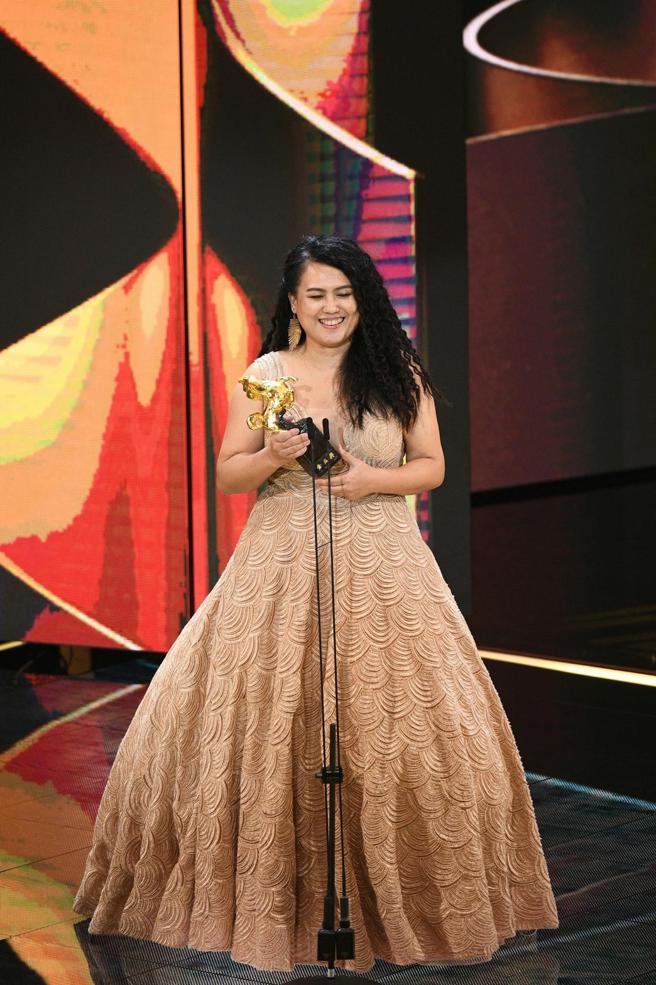 奪下《最佳導演》的陳潔瑤，身穿林莉Linli禮服奪下導演獎座，一襲織布言論惹哭一票觀眾。（金馬獎提供）