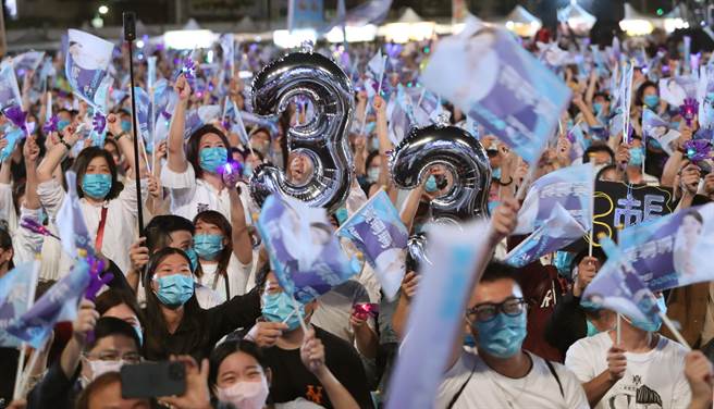 無黨籍台北市長候選人黃珊珊20日舉辦「偉大市民挺珊珊」造勢晚會，熱情民眾擠進會場搖旗吶喊，全力支持黃珊珊。（鄭任南攝）